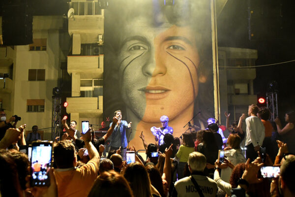 Un momento della festa dopo la realizzazione del murale dedicato a Rino Gaetano