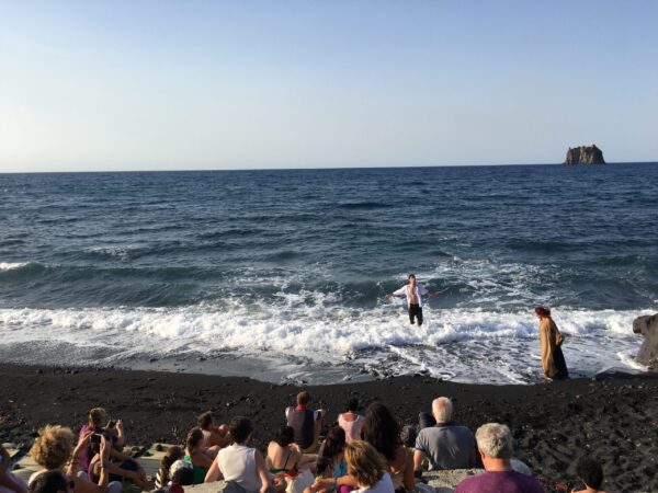 Una performance teatrale sulle rive del mare