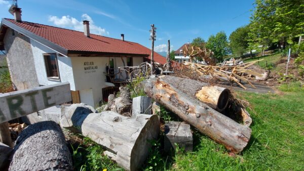  L'Atelier Martalar con materiale e scheletri di nuove opere in lavorazione