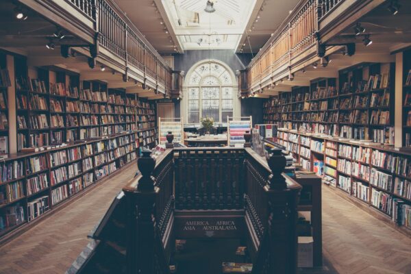 L'interno di una biblioteca universitaria 