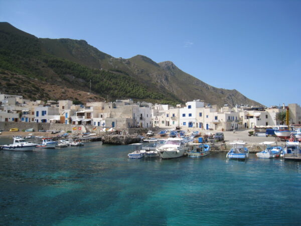 Vista del porto di Marettimo 