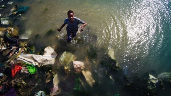 Un'immagine del documentario Heroes of the sea, di York Hovest, Katrin Eigendorf, Sabine Streich