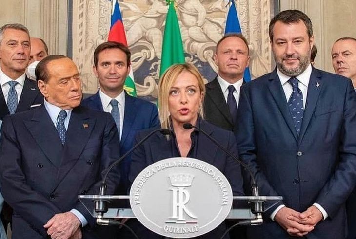 Giorgia Meloni accanto a Silvio Berlusconi e Matteo Salvini