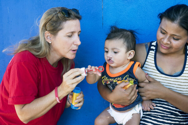 Cristina Chiavari con un piccolo paziente nicaraguense