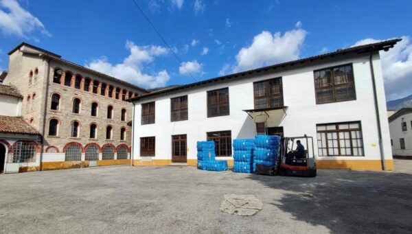 Le strutture del Lanificio Paoletti, considerate un esempio di archeologia industriale, con un carico di lana Alpago pronta per la lavorazione (Foto: Archivi Lanificio Paoletti)