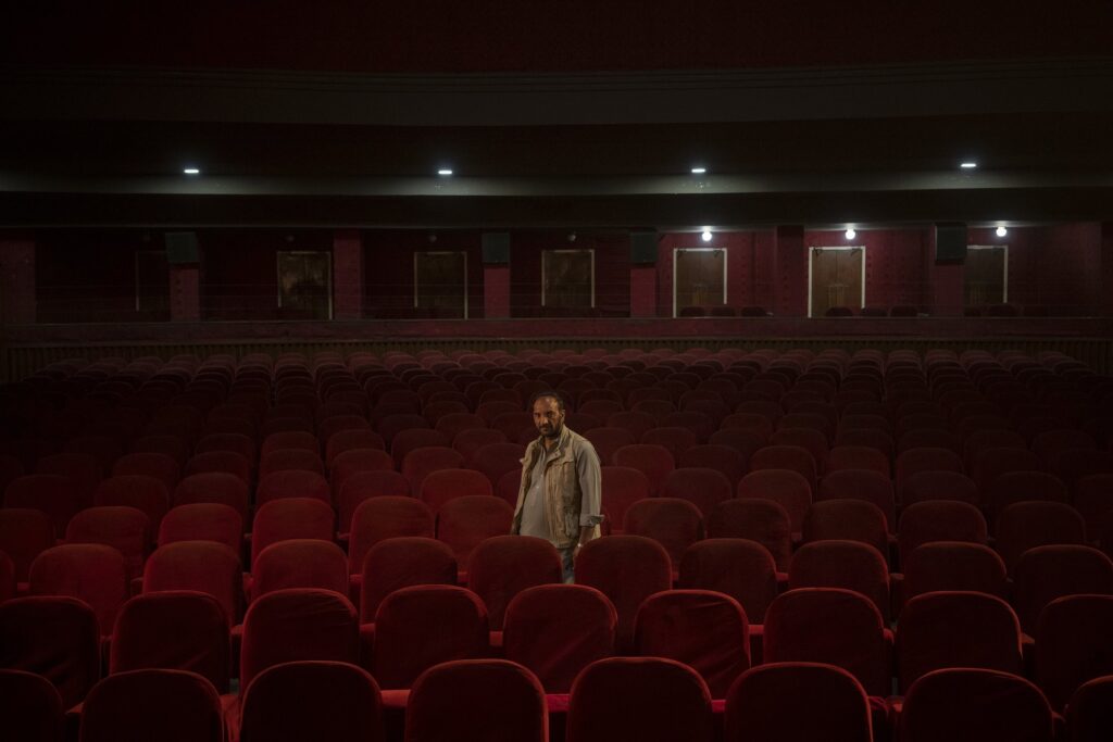 Gul Mohammed, usciere del cinema Ariana, Kabul, chiuso dai talebani dopo il loro insediamento al potere (Foto: Bram Janssen, The Associated Press)