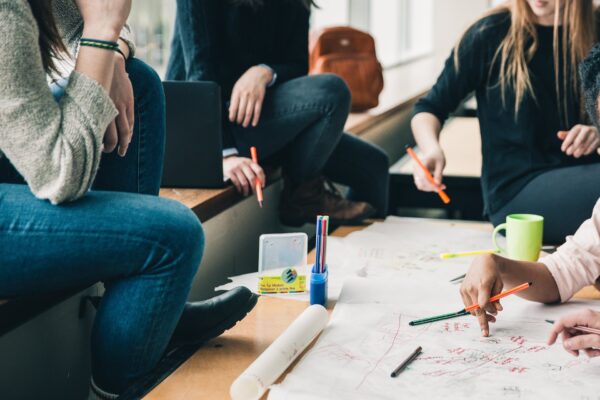 Un gruppo di ragazzi studiano insieme 