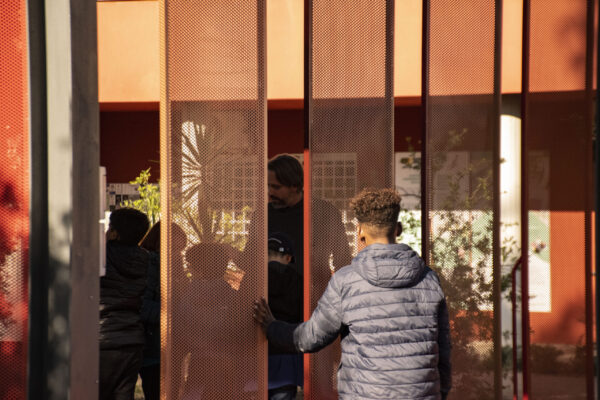 Un bambino all'ingresso di una delle nuove aule didattiche 