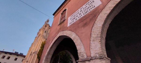 La Pieve di San Giovanni a Casarsa: sotto la loggia PPP esponeva nel 1947 i suoi manifesti murali di polemica politica in italiano e friulano, nel periodo in cui fu iscritto alla locale sede del PCI