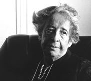 Hannah Arendt in una foto del 1975