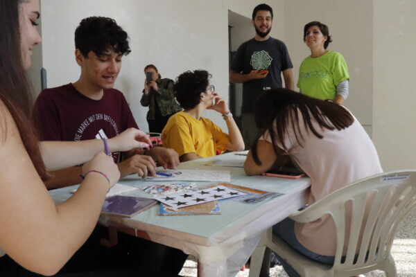 Un'immagine di un laboratorio dell'associazione YoCoCu con i ragazzi