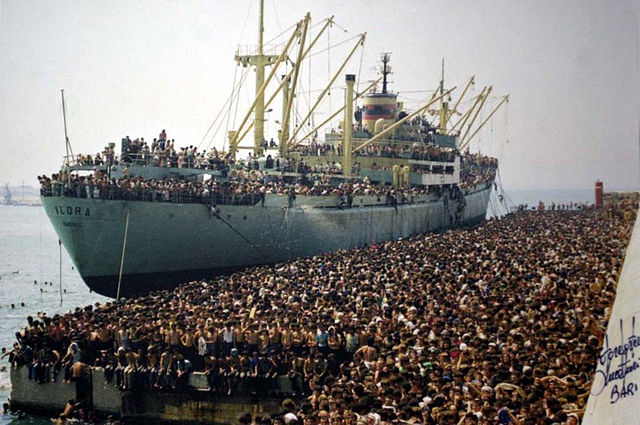 immigranti_albanesi_in_banchina_a_Bari_8_agosto_1991